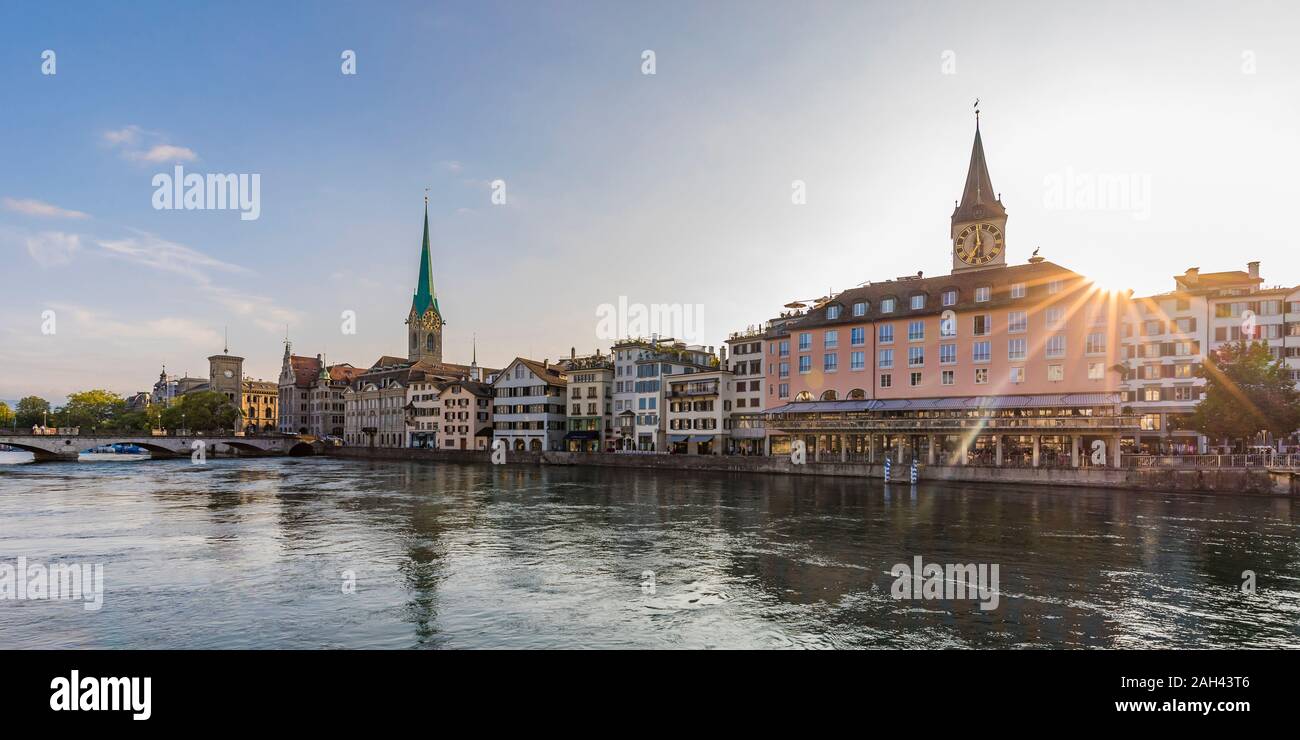 Suiza, en el cantón de Zurich, Zurich, el Río Limmat y Old Town Waterfront edificios al atardecer Foto de stock