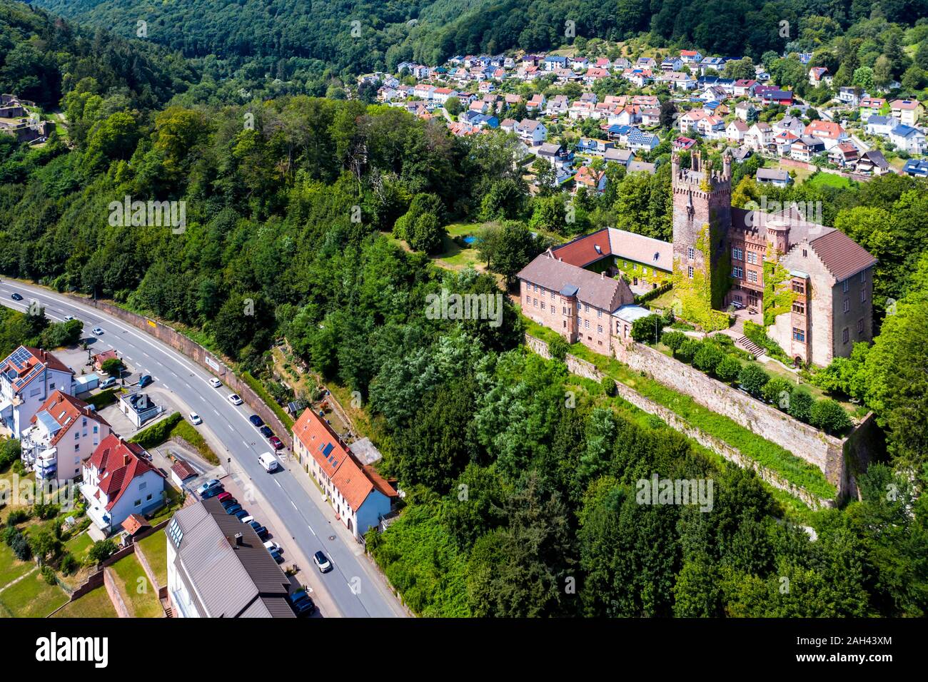 Alemania, Baden-Wurttemberg, Neckarsteinach, vista aérea del castillo Mittelburg Foto de stock