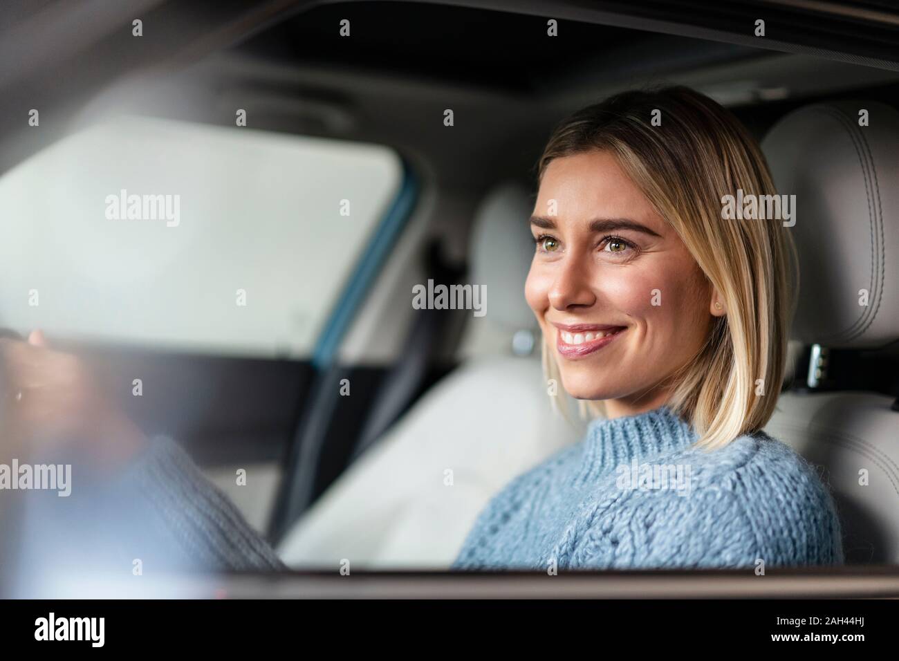 Retrato de mujer sonriente conduciendo un coche Foto de stock