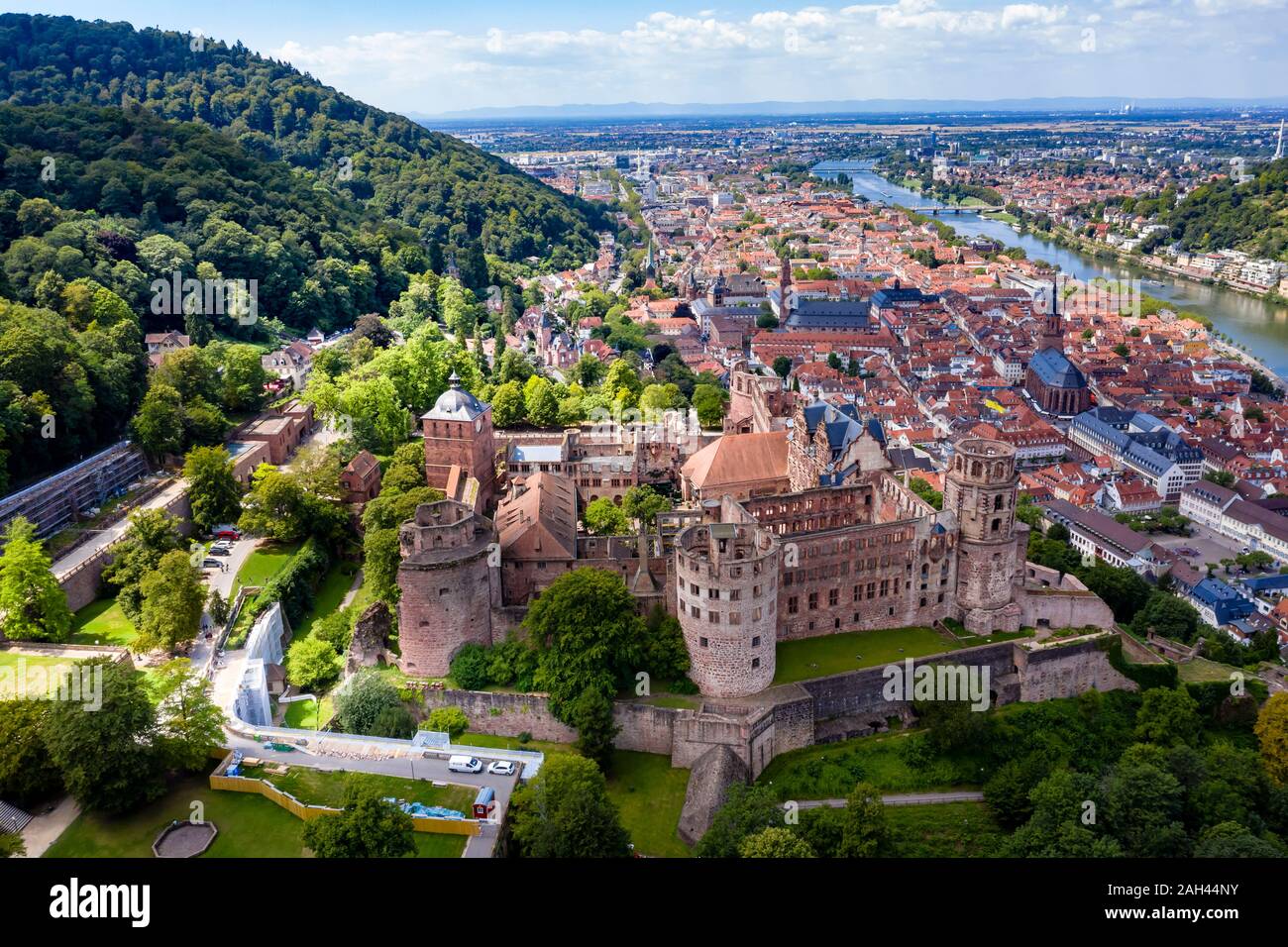 Alemania, Baden-Wurttemberg, Heidelberg, vista aérea del Castillo de Heidelberg en verano Foto de stock