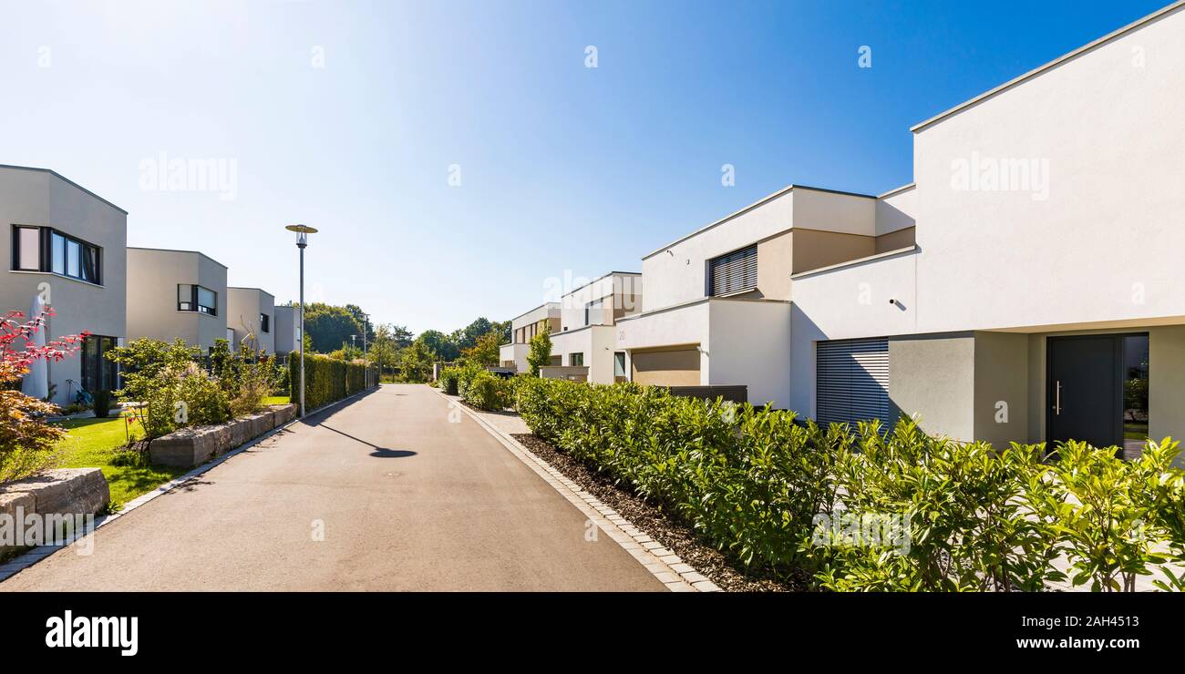 Alemania, Baviera, Neu-Ulm, Filas de suburbio casas y calle vacía Foto de stock
