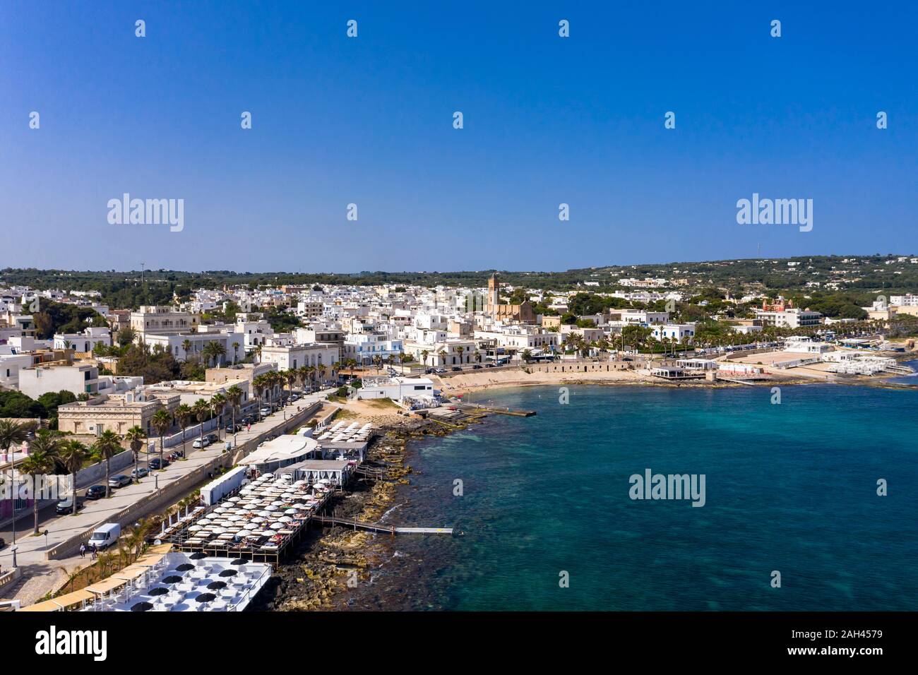 Italia, Apulia, península de Salento, en la provincia de Lecce, vista aérea de Santa Maria di Leuca con Harbour Foto de stock