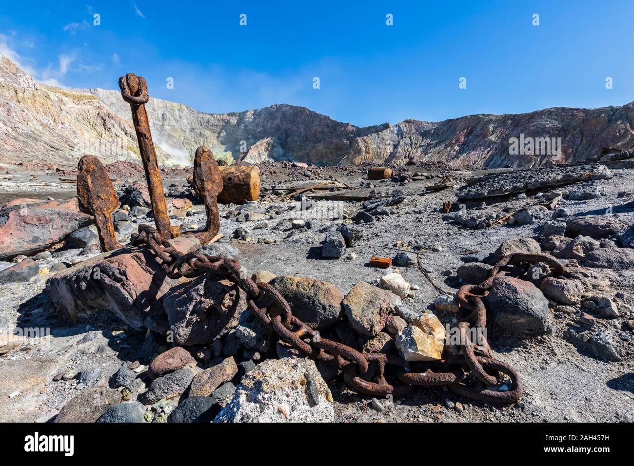 Nueva Zelanda, Isla Norte, Whakatane, Rusty ancla y restos de mina de azufre en la Isla Blanca (Whakaari) Foto de stock