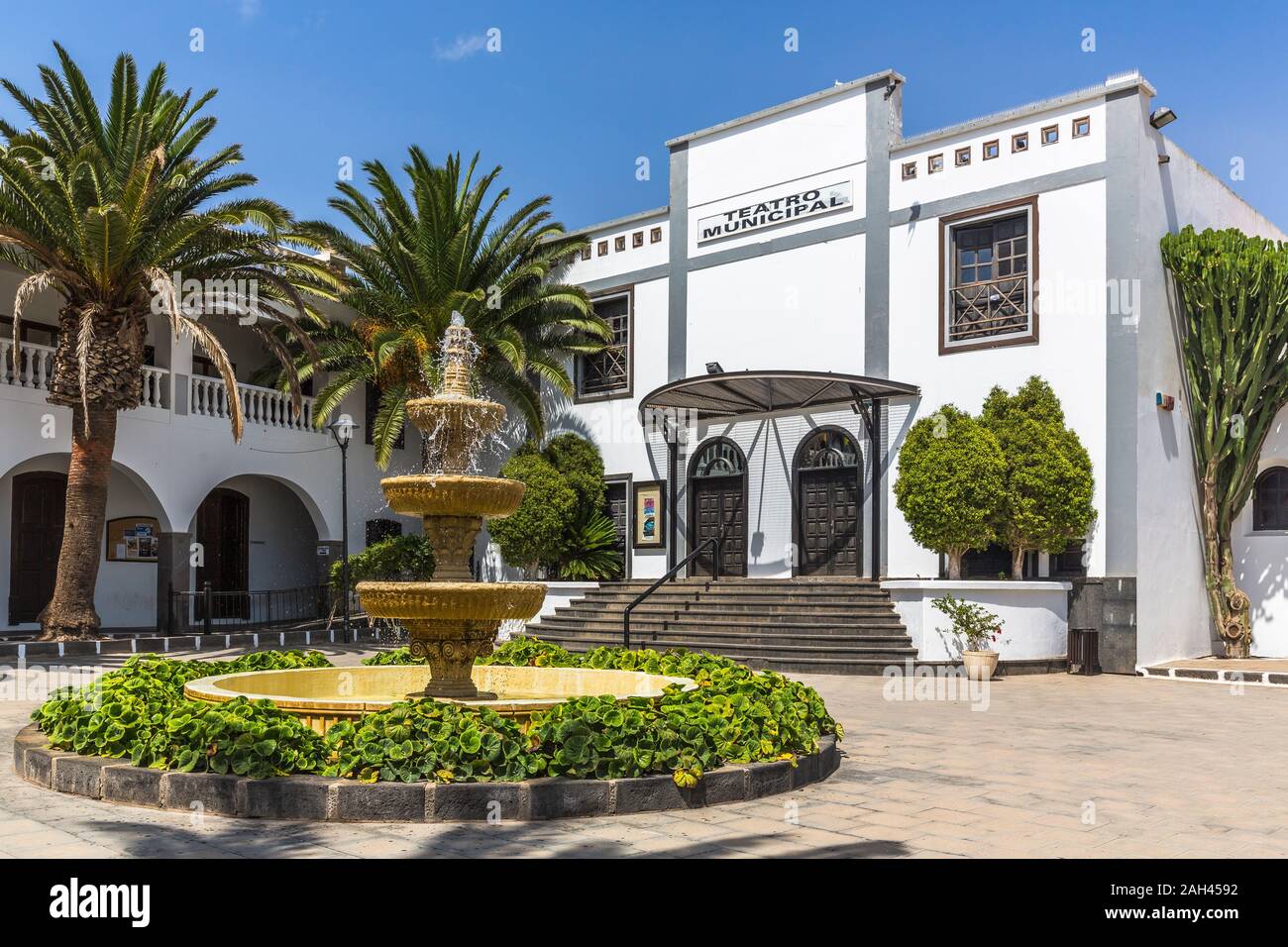 España, Islas Baleares, Lanzarote, San Bartalome, teatro municipal y la fuente Foto de stock
