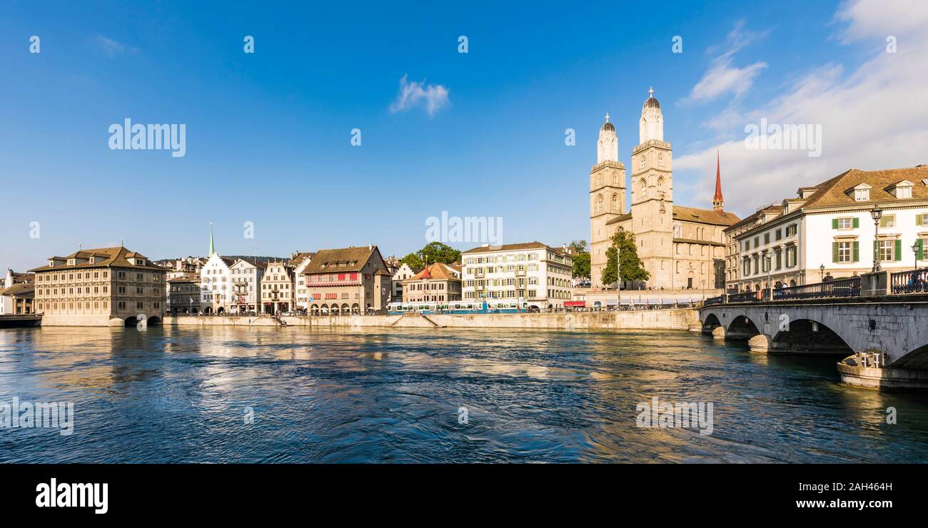 Suiza, en el cantón de Zurich, Zurich, el Río Limmat y el casco antiguo de edificios junto a la calle Limmatquai Foto de stock