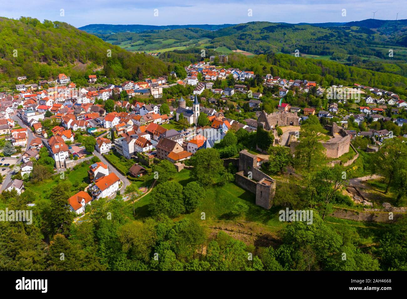 Alemania, Hesse, Lindenfels, vista aérea de la ciudad medieval, con las ruinas del castillo en el centro Foto de stock