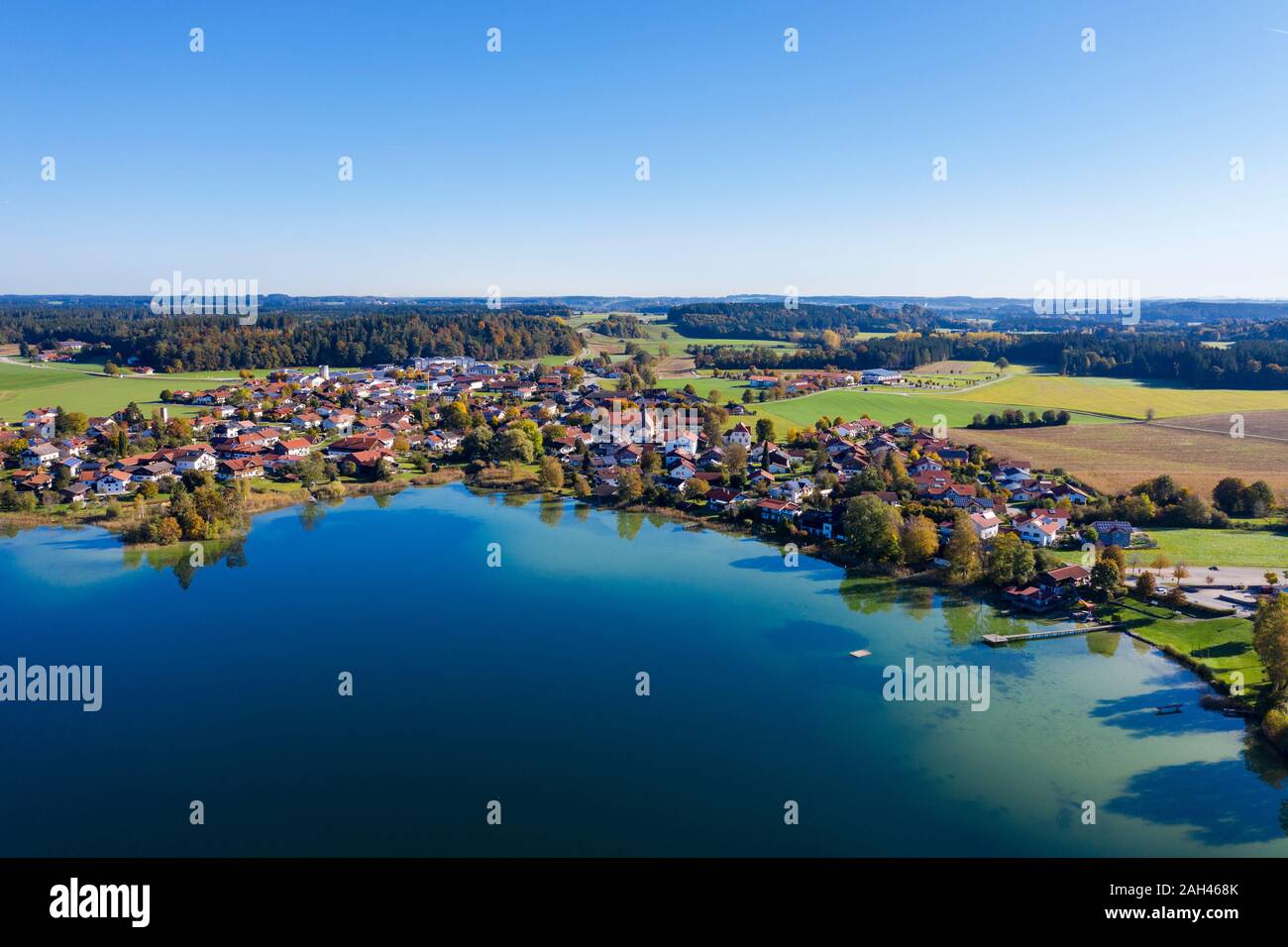 Alemania, Baviera, Seeon-Seebruck, vista aérea de Klostersee y lakeside village Foto de stock