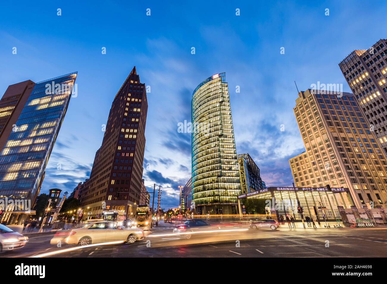 Alemania, Berlín Mitte, Potsdamer Platz, el Kollhoff-Tower, Bahntower, Beisheim-Center, el tráfico en la calle Foto de stock