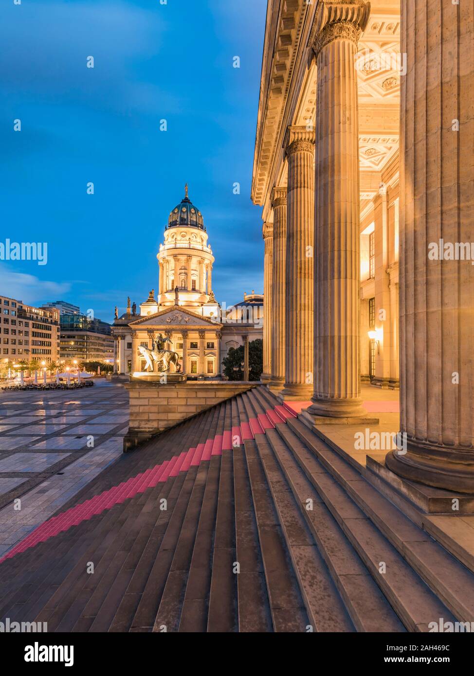 Alemania, Berlín Gendarmenmarkt, Mitte, Alemán Catedral y Konzerthaus iluminado al atardecer Foto de stock