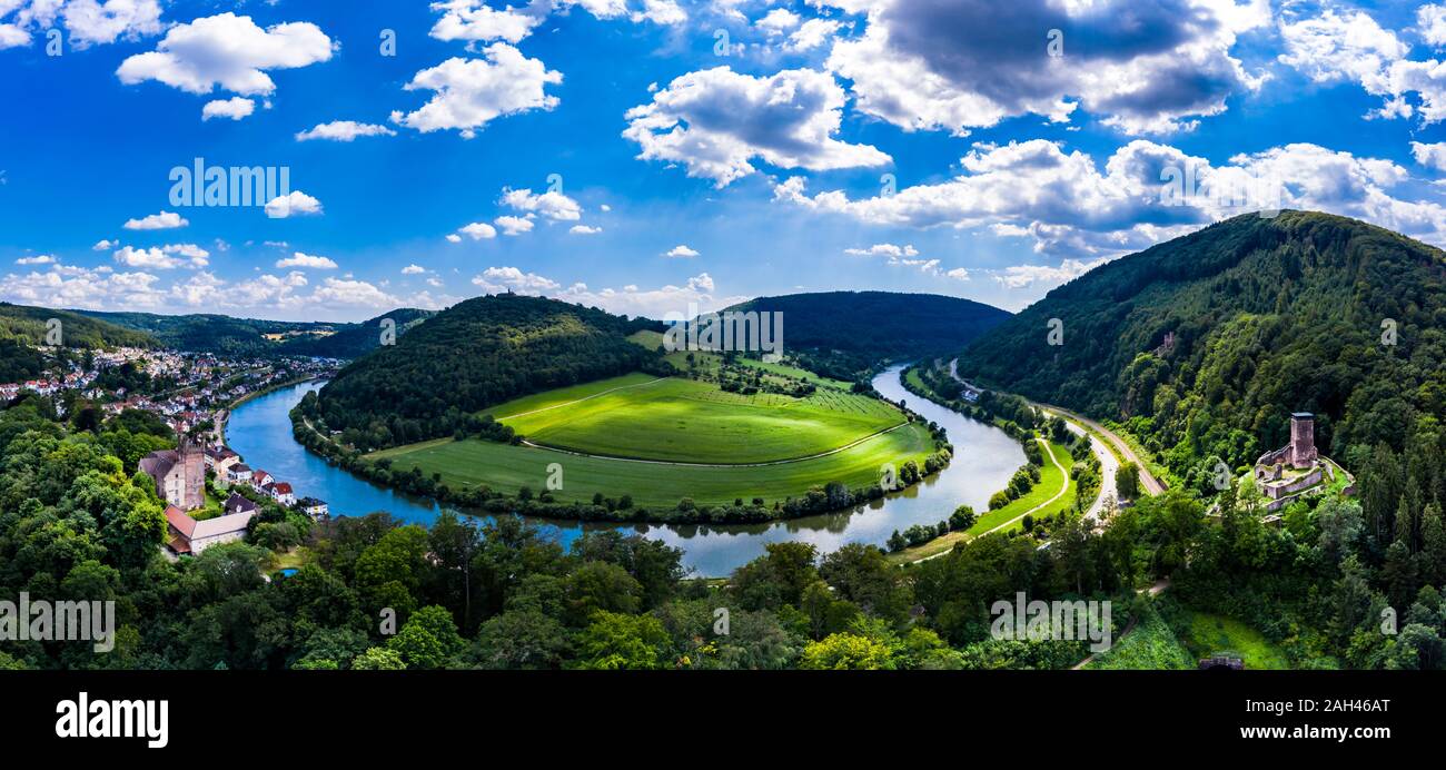 Alemania, Baden-Wurttemberg, Neckarsteinach, vista aérea de la ciudad de castillos y el río Neckar Foto de stock
