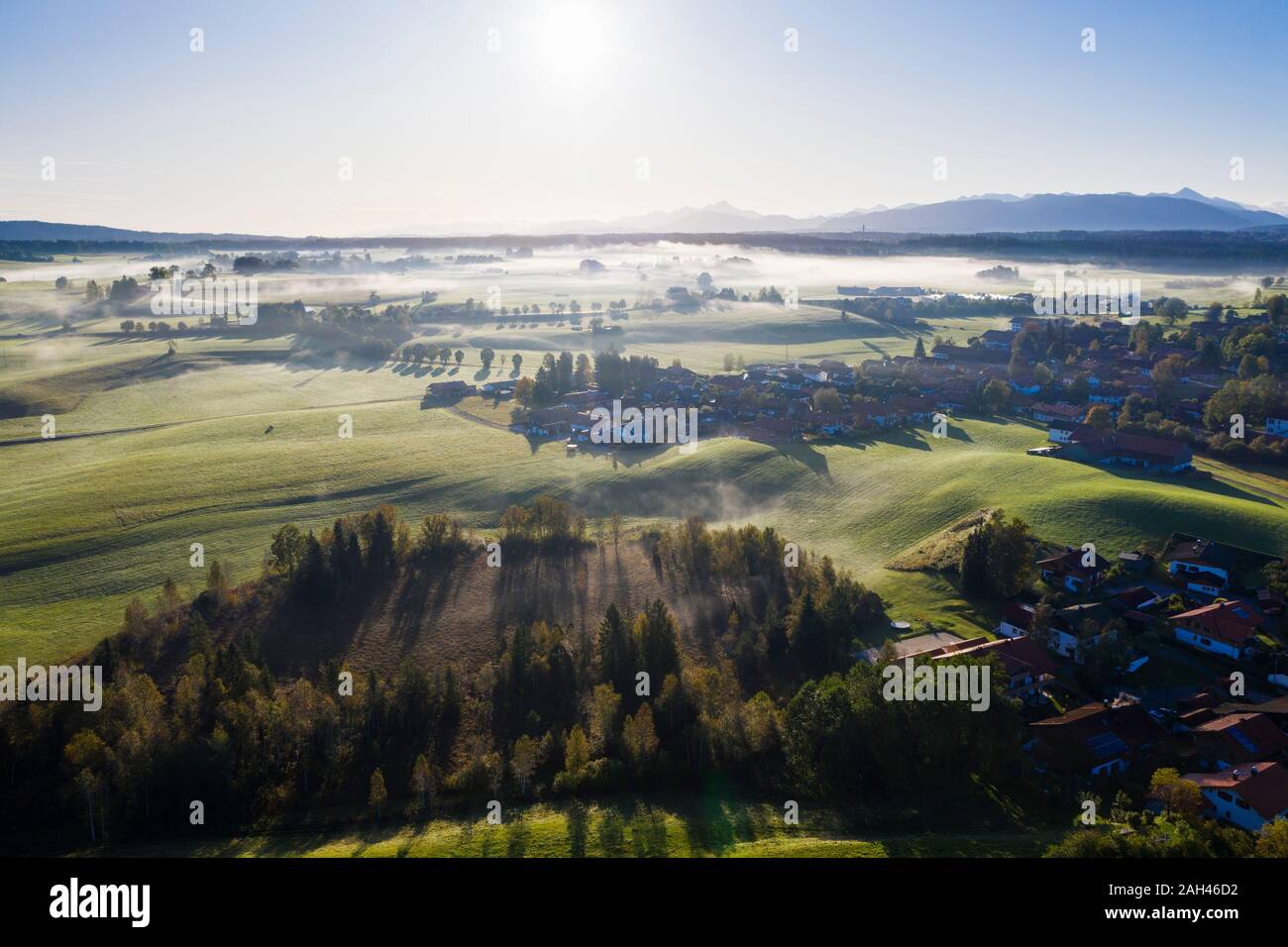Alemania, Baviera, la Alta Baviera, tierra, Sachsenkam Toelzer, vista aérea del paisaje al amanecer. Foto de stock