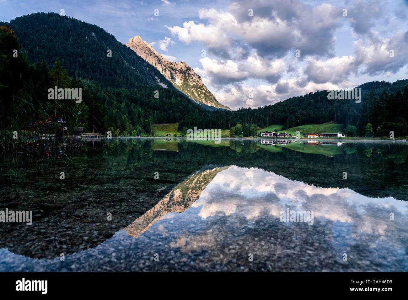 Alemania, Baviera, vista panorámica del lago Lautersee brillante Foto de stock