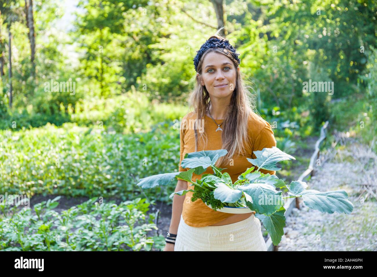 Mujer jardinería Foto de stock