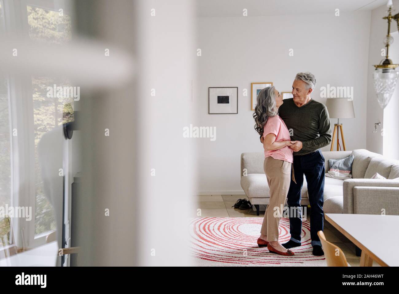 Alto par de pie en salón en casa Foto de stock