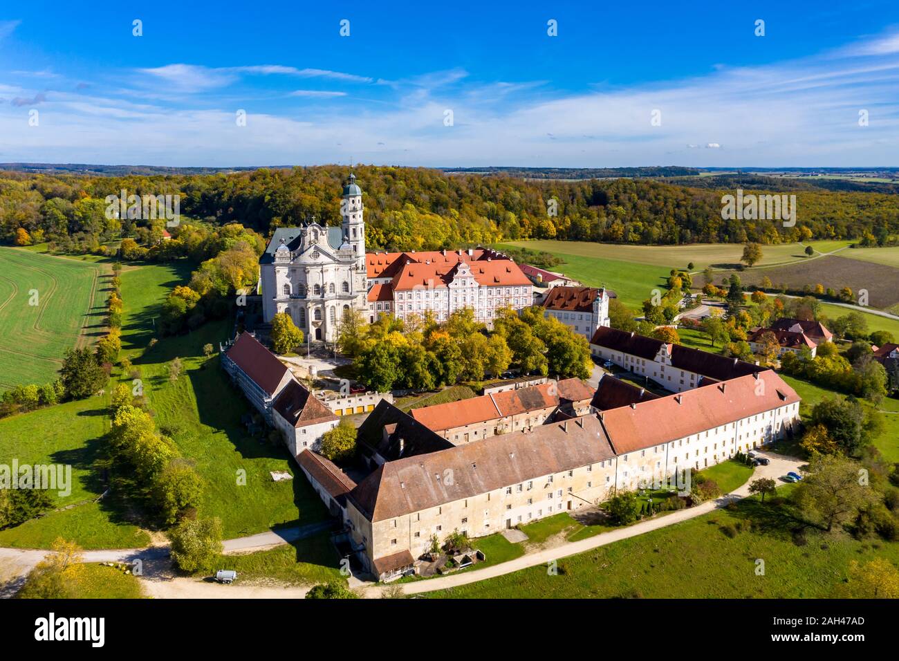 Alemania, Baden-Wuerttemberg, Neresheim, vista aérea del monasterio benedictino, Neresheim Abadía Foto de stock