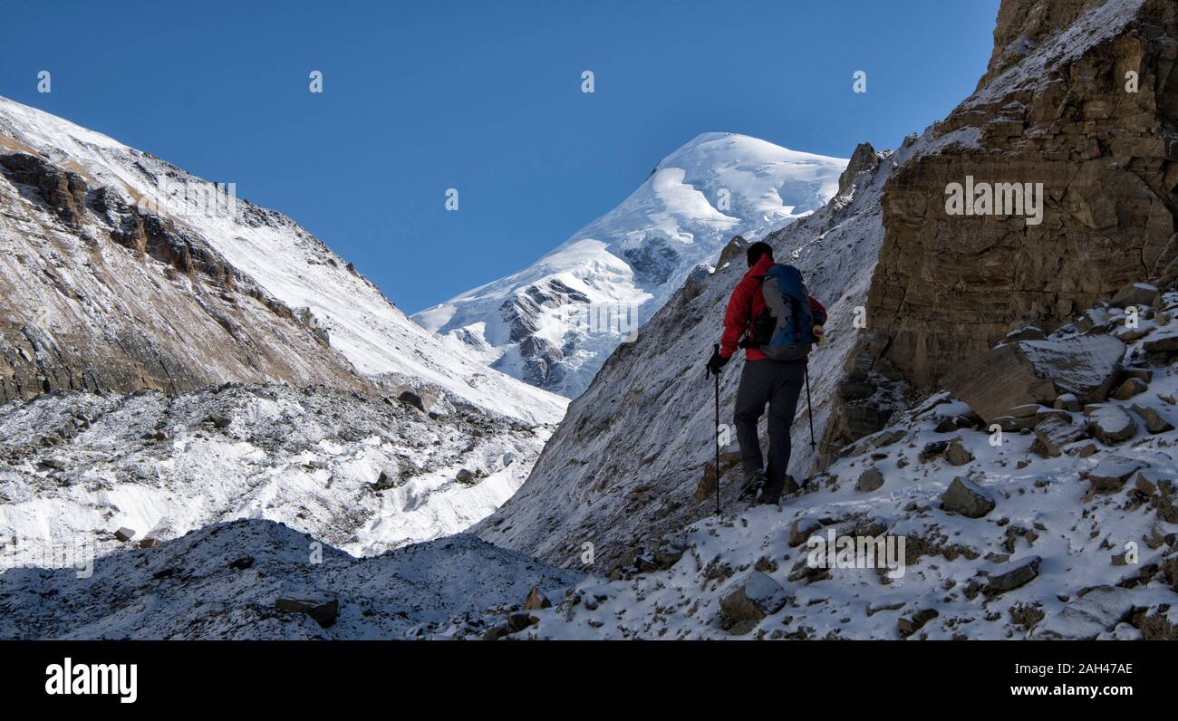 El Mountaineer en Chonbarden Glaciar, Dhaulagiri Circuito Trek, Himalaya, Nepal Foto de stock