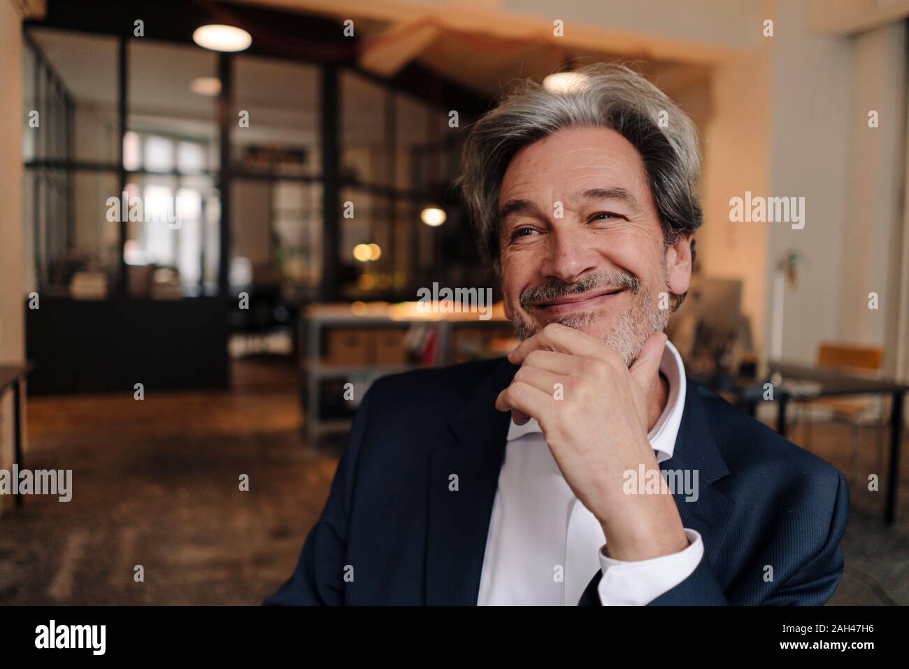 Portrait of sonriente empresario senior en la oficina Foto de stock