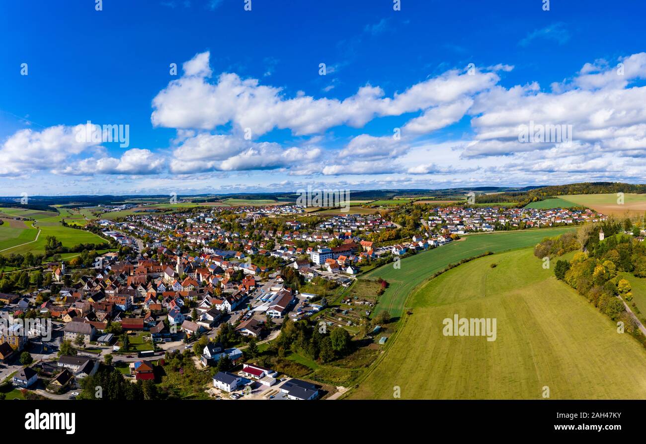 Alemania, Baden-Wurttemberg, Neresheim, vista aérea de la ciudad y campos Foto de stock