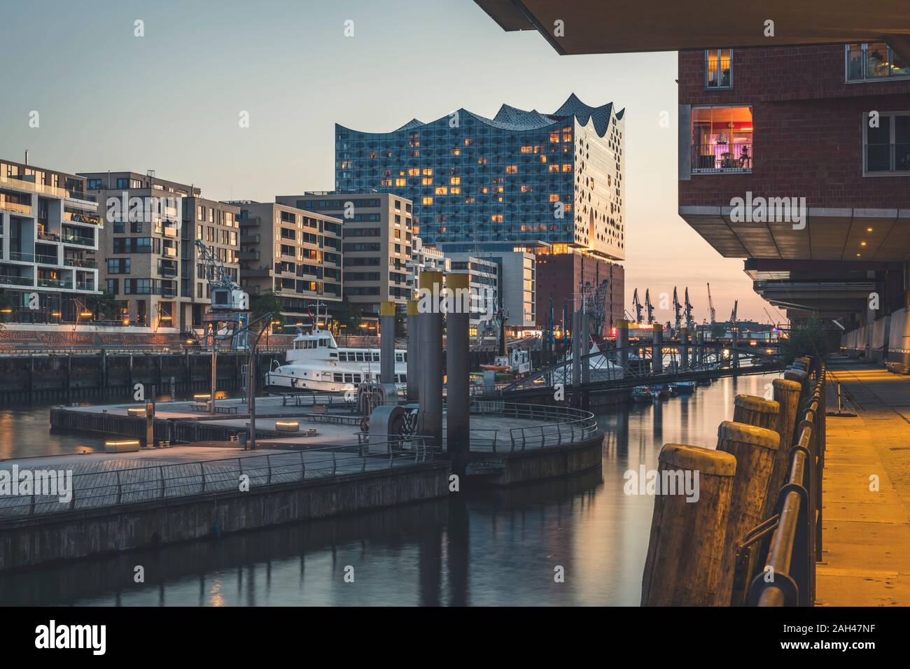Alemania, Hamburgo, Hafencity, Sandtorhafen, Elbphilharmonie al atardecer Foto de stock