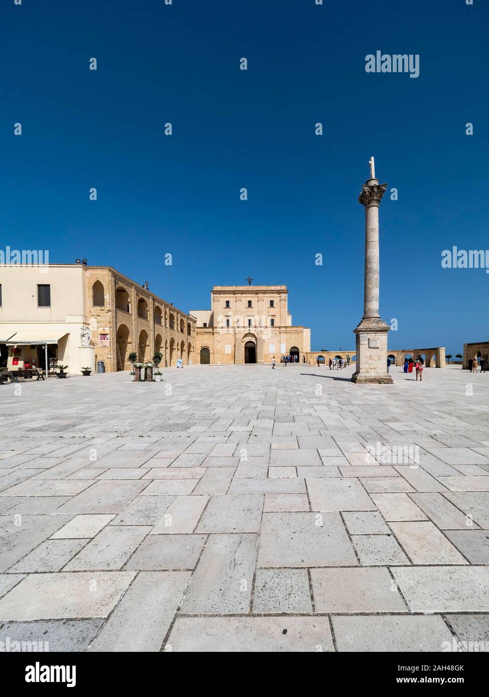 Italia, en la provincia de Lecce, Santa Maria di Leuca, cielo despejado a lo largo de plaza de la Basílica Santuario de Santa María de Finibus terrae Foto de stock