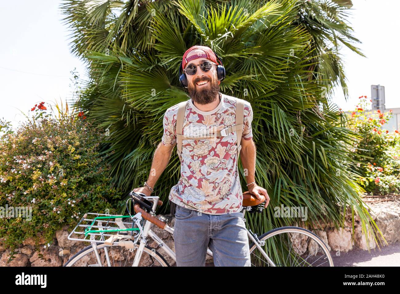 Sonriente hombre maduro con bicicleta Foto de stock