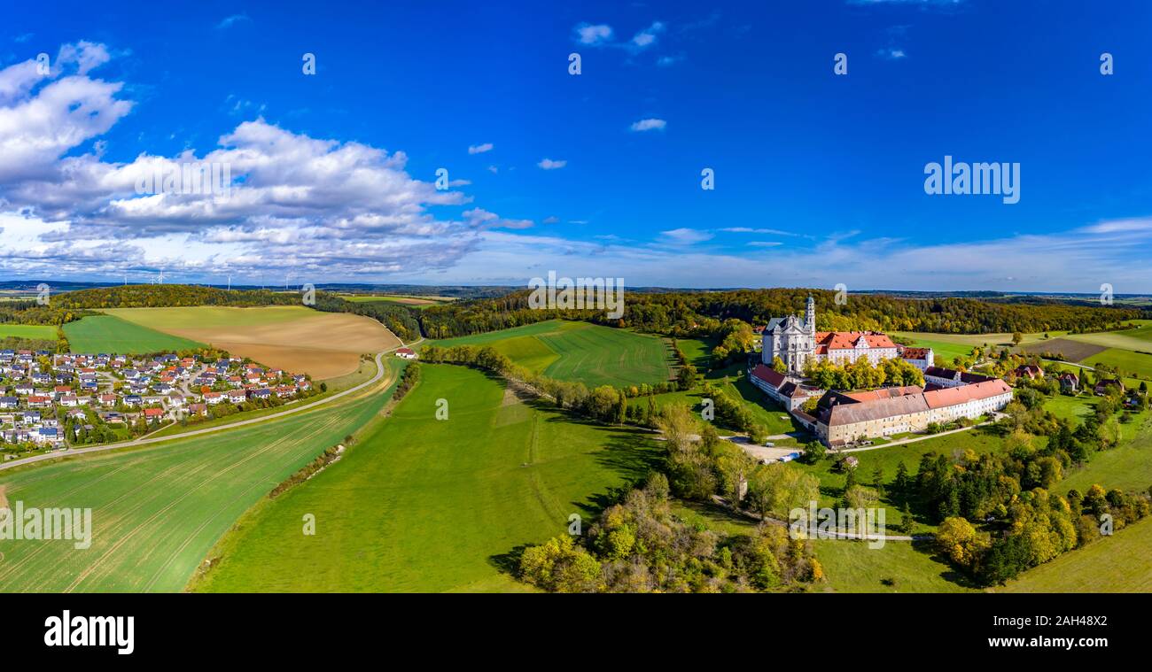 Alemania, Baden-Wuerttemberg, Neresheim, vista aérea del monasterio benedictino, Neresheim Abadía Foto de stock