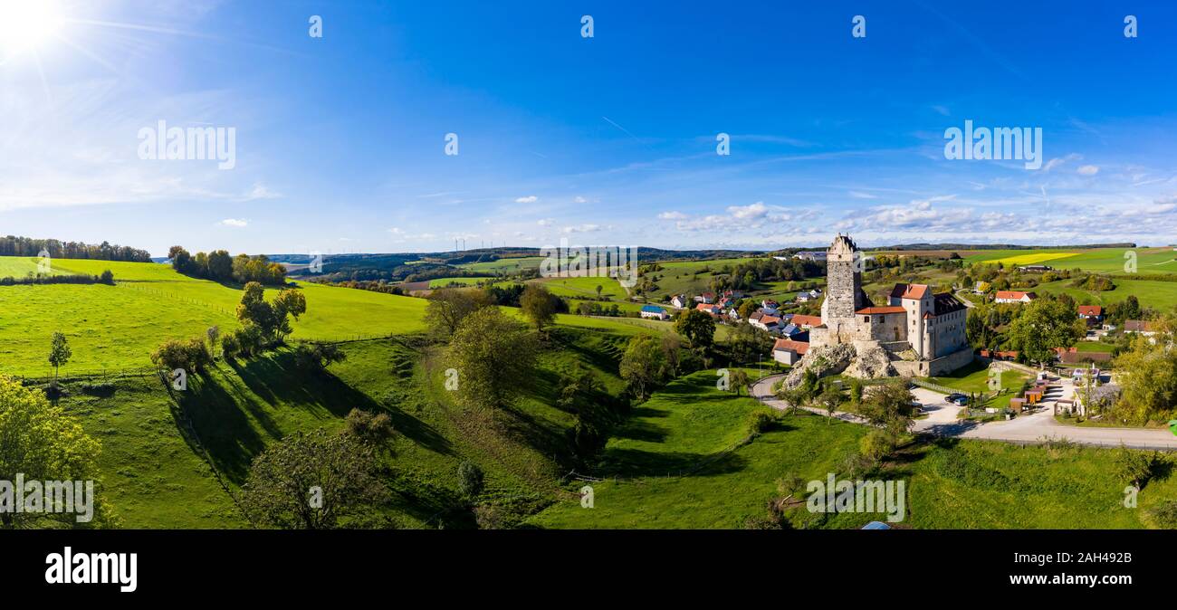 Alemania, Baden-Wurttemberg, Dischingen, Sol brillando a través de Katzenstein Castillo y alrededores casas de pueblo Foto de stock