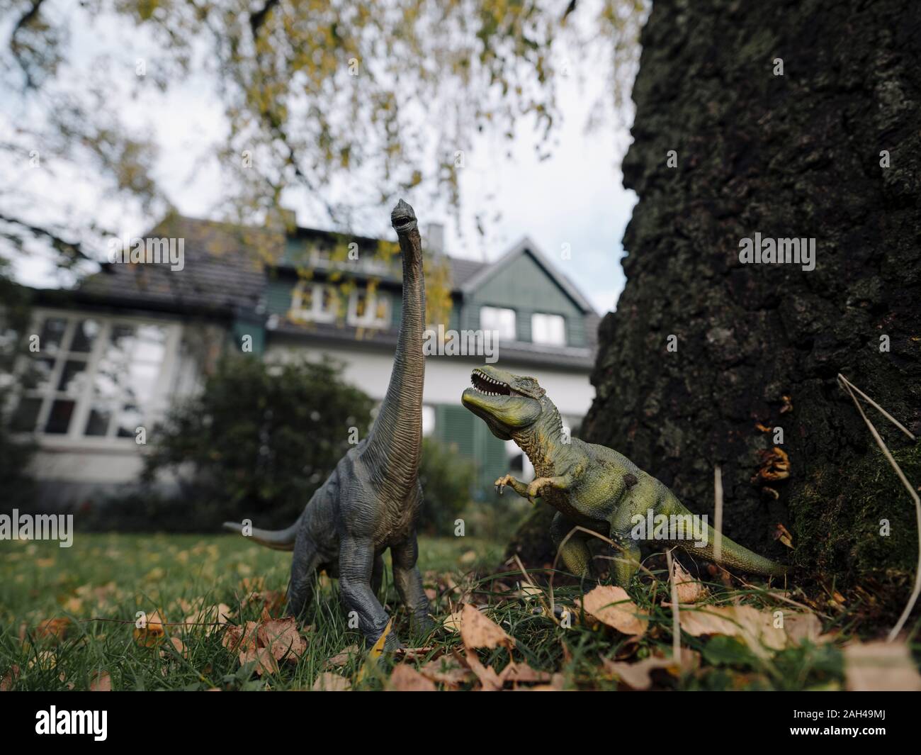 Figuritas de dinosaurios en el jardín en otoño Foto de stock