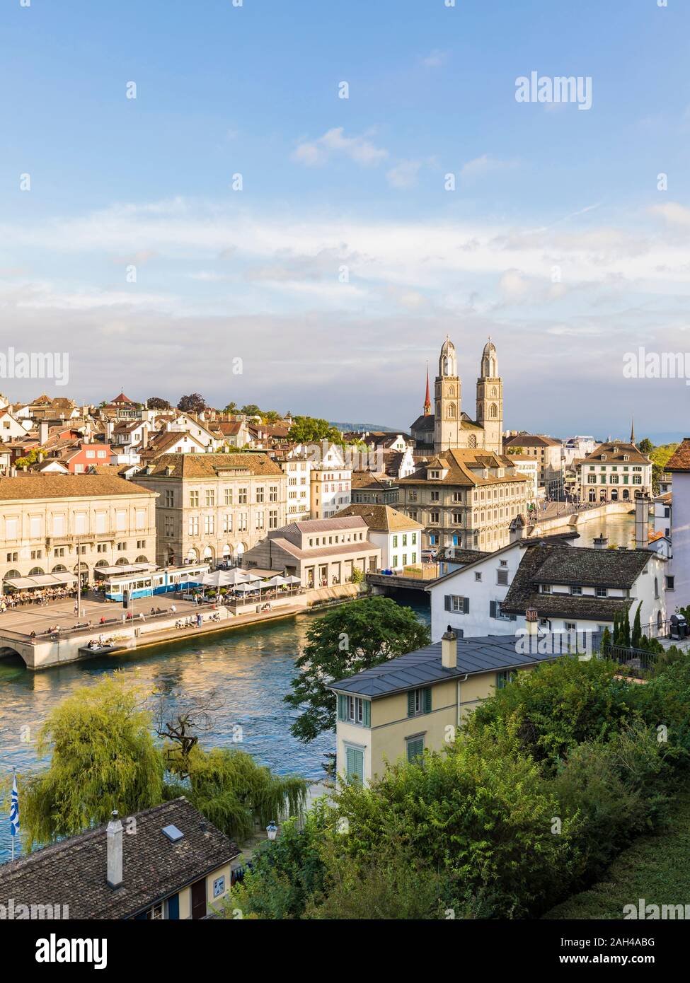 Suiza, en el cantón de Zurich, Zurich, el Río Limmat y el casco antiguo de edificios junto a la calle Limmatquai Foto de stock