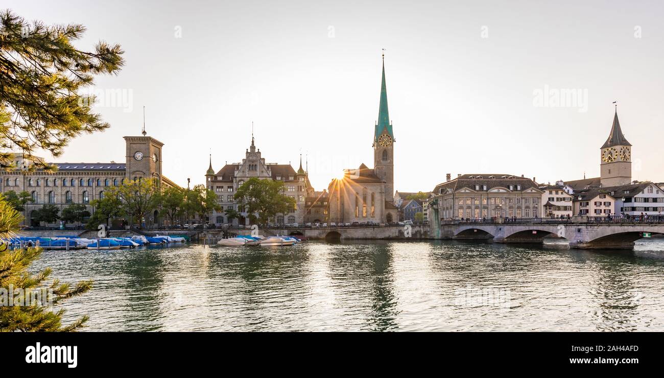 Suiza, en el cantón de Zurich, Zurich, el Río Limmat y Old Town Waterfront edificios al atardecer Foto de stock