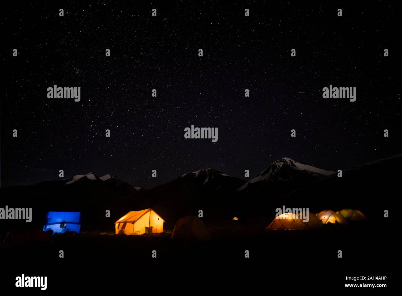 Hidden Valley campamento por la noche, Dhaulagiri Circuito Trek, Himalaya, Nepal Foto de stock