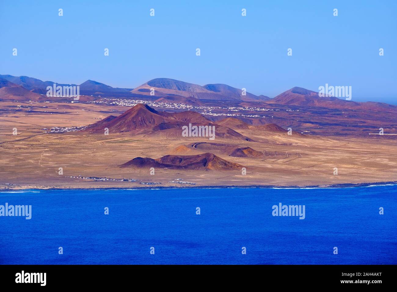 España, Islas Canarias, Tinajo, vista panorámica del litoral volcánico de la isla de Lanzarote Foto de stock