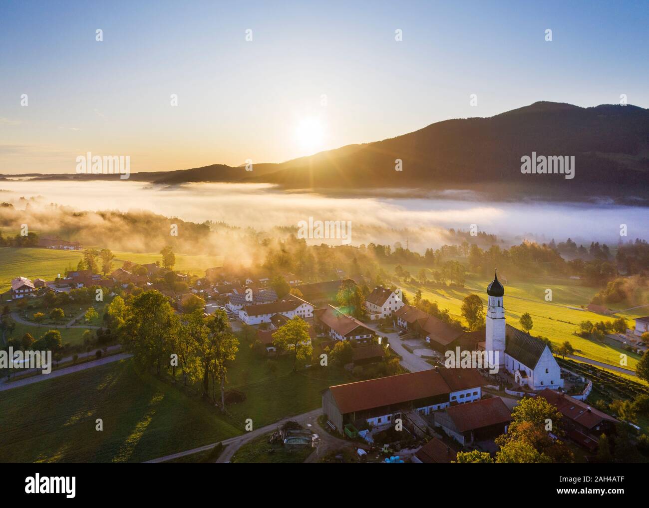 Alemania, Baviera, Gaissach superior, vista aérea de Isartal al amanecer. Foto de stock