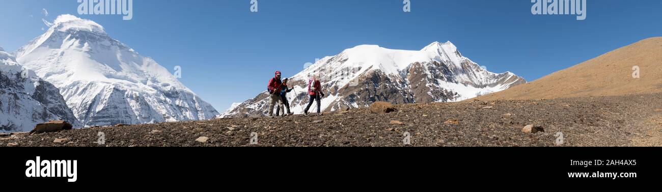 Los excursionistas en Chonbarden Glaciar, Dhaulagiri, Francés Pass, Dhaulagiri Circuito Trek, Himalaya, Nepal Foto de stock