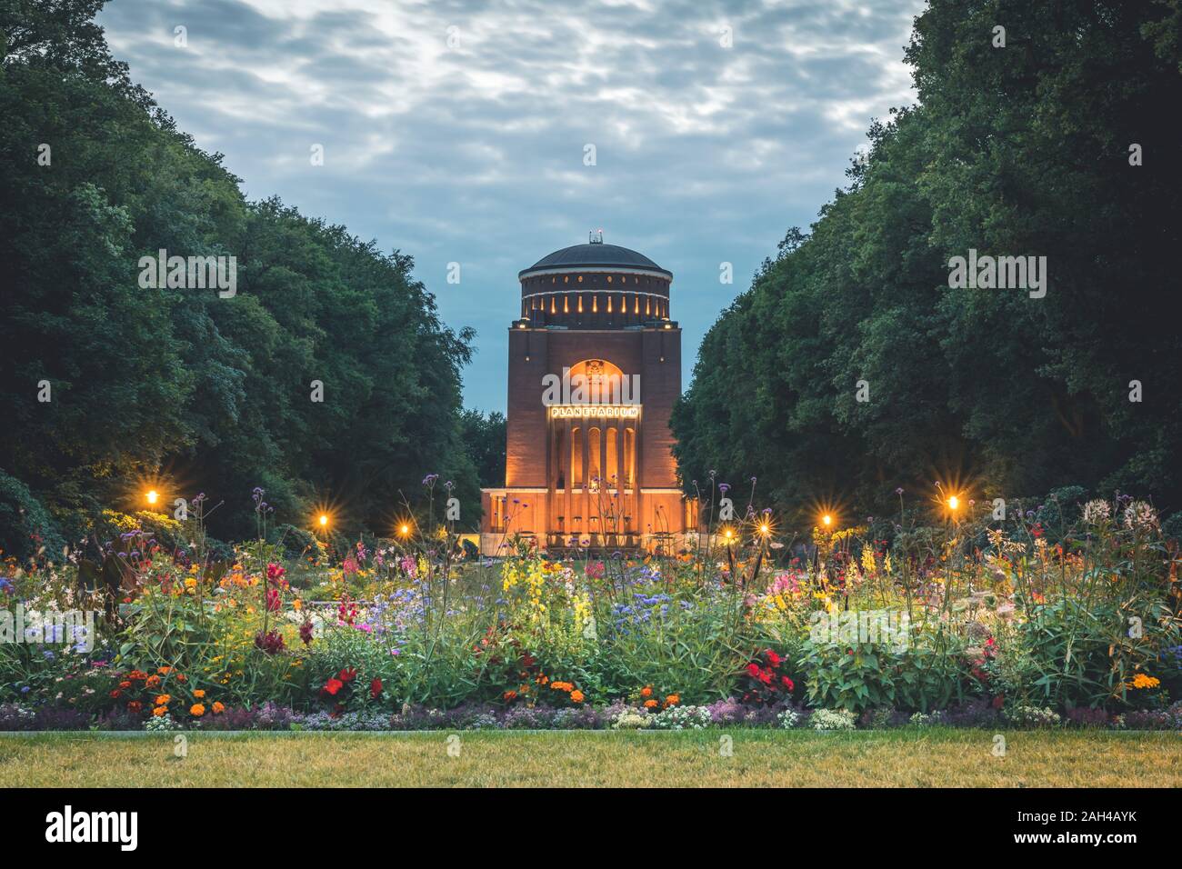 Alemania, Hamburgo, el Planetario de Hamburgo Stadtpark al atardecer Foto de stock