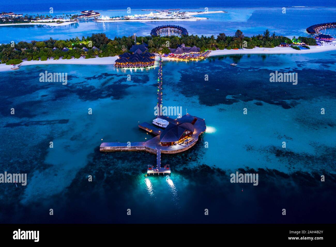 Maldivas, Olhuveli, vista aérea del complejo turístico costero de South Male Atoll al atardecer Foto de stock