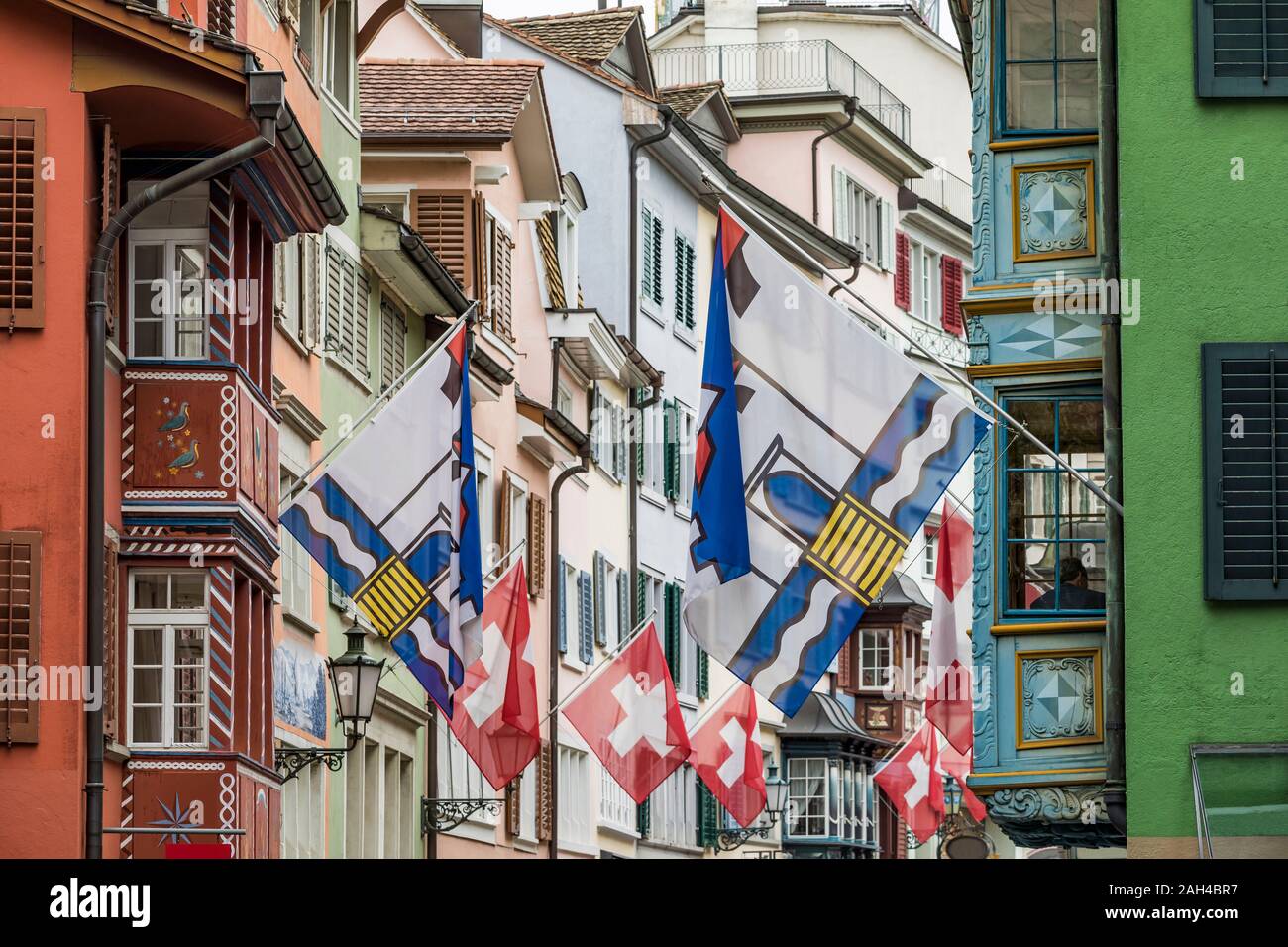 Suiza, en el cantón de Zurich, Zurich, banderas colgando sobre Augustinergasse Lane Foto de stock