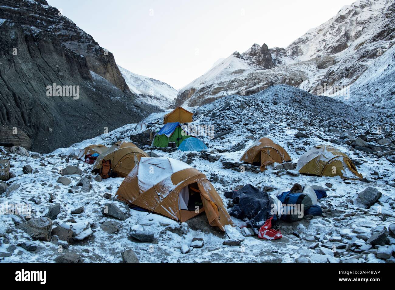 Campamento suizo Chonbarden Glaciar, Dhaulagiri Circuito Trek, Himalaya, Nepal Foto de stock