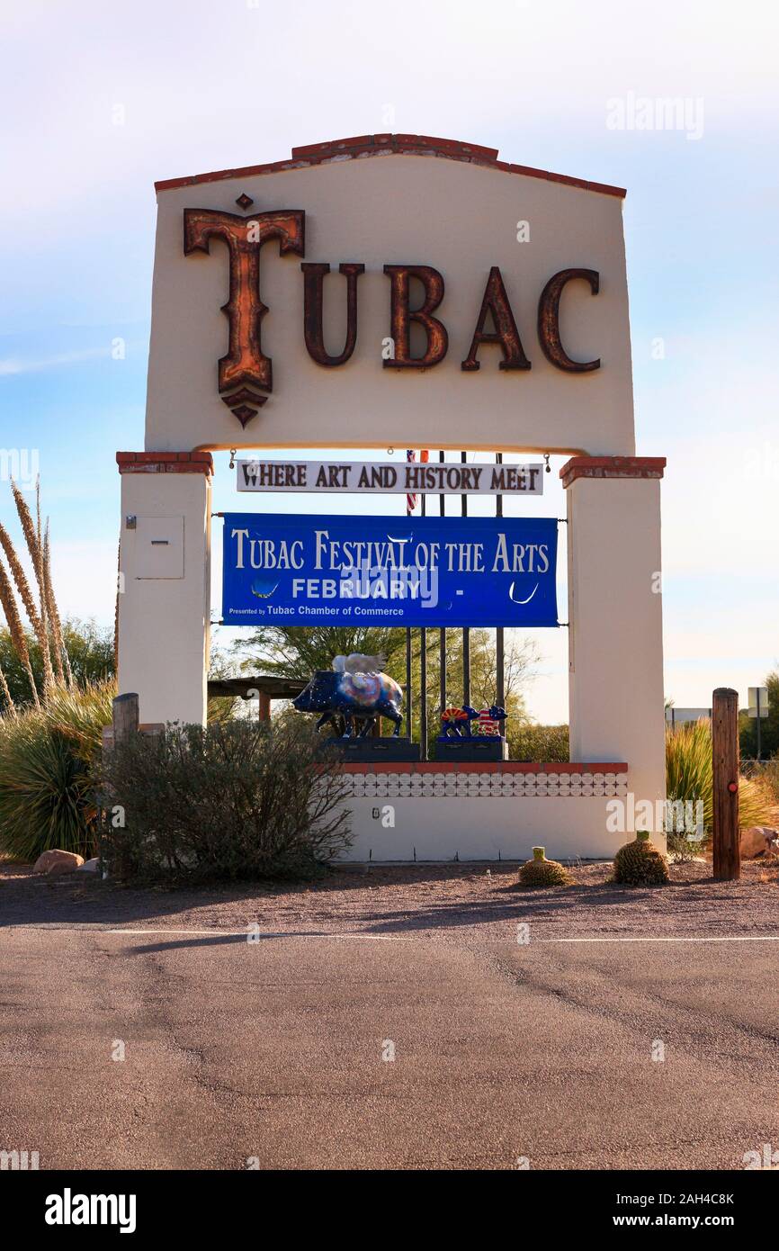 Gran cartel a la entrada de Tubac, esta pequeña ciudad, no lejos de la frontera con México en Arizona Foto de stock