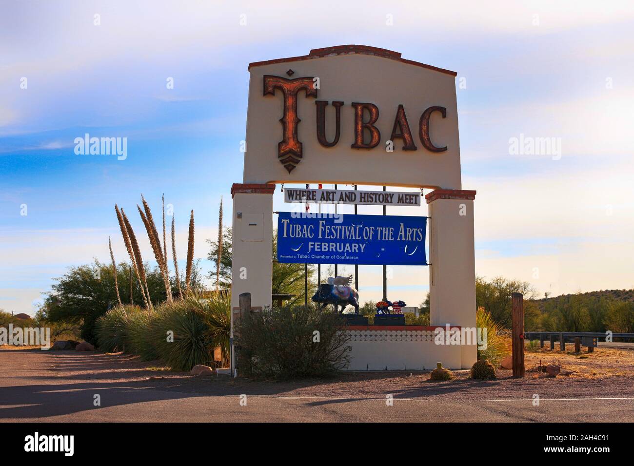 Gran cartel a la entrada de Tubac, esta pequeña ciudad, no lejos de la frontera con México en Arizona Foto de stock