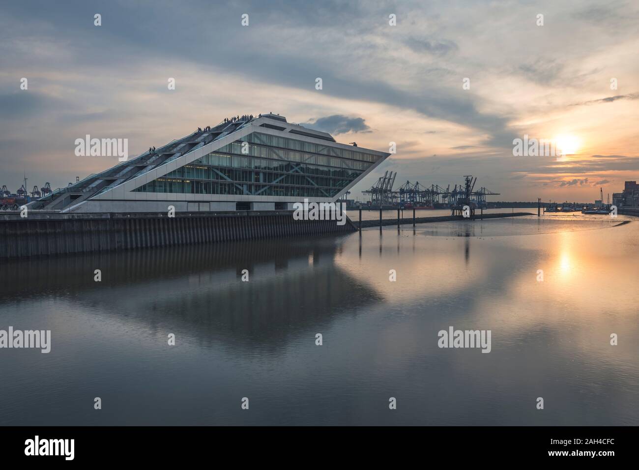 Alemania, Hamburgo, Altona, moderno edificio de oficinas en muelles al amanecer. Foto de stock