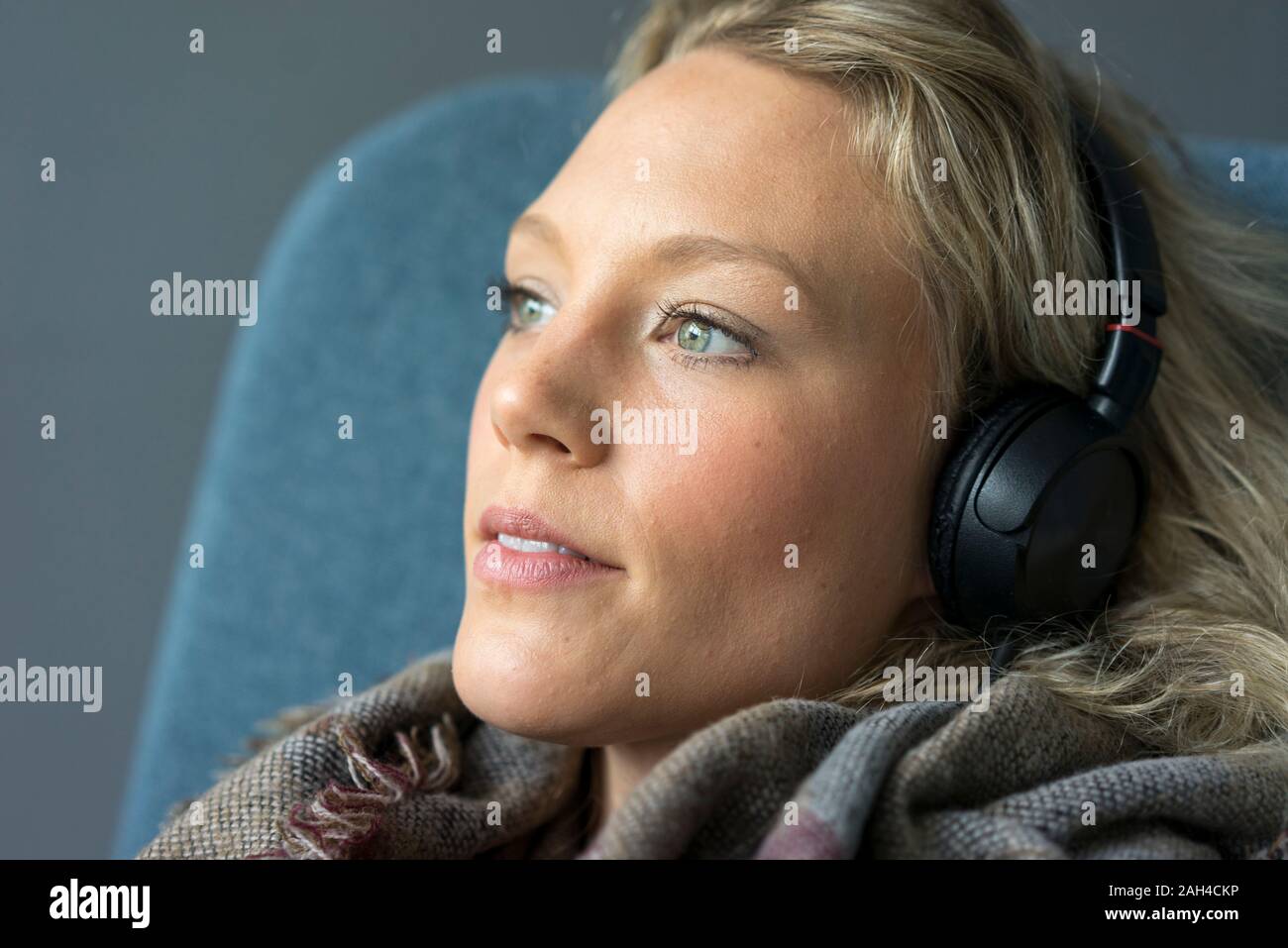 Retrato de mujer joven escuchar música con auriculares Foto de stock