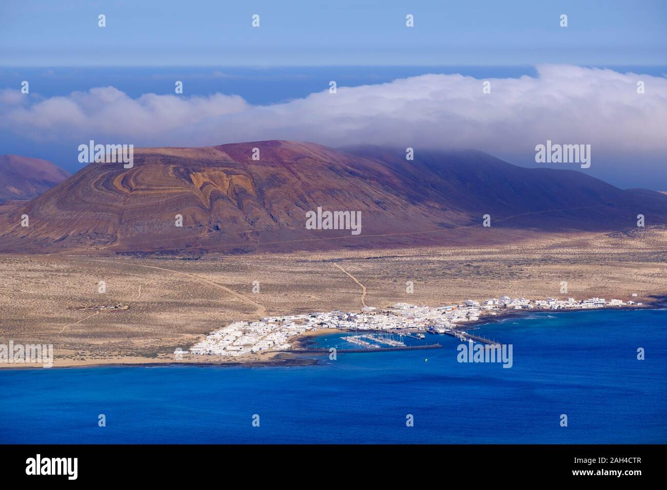 España, Islas Canarias, Caleta del Sebo, vista panorámica del litoral volcánico de la isla de La Graciosa Foto de stock