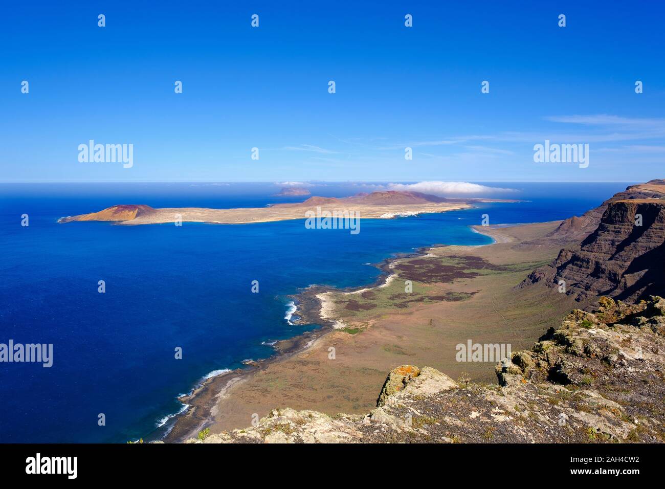 España, Islas Canarias, vista panorámica del islote Montana Clara visto desde el acantilado costero de La Graciosa Foto de stock