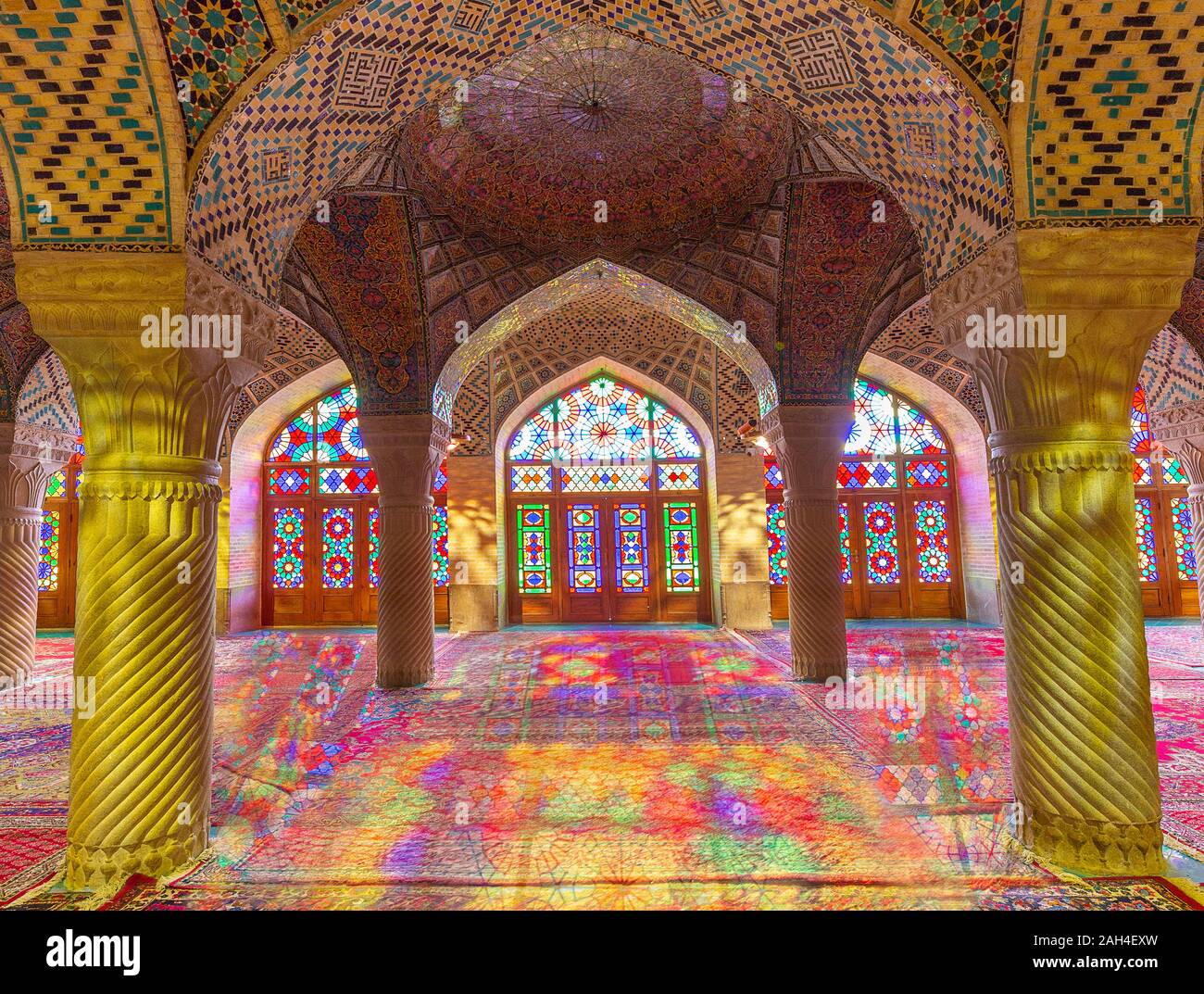 Nasir-ol-molk Mosque conocida también como mezquita rosa con luz a través de sus vidrieras, en Shiraz, Irán Foto de stock