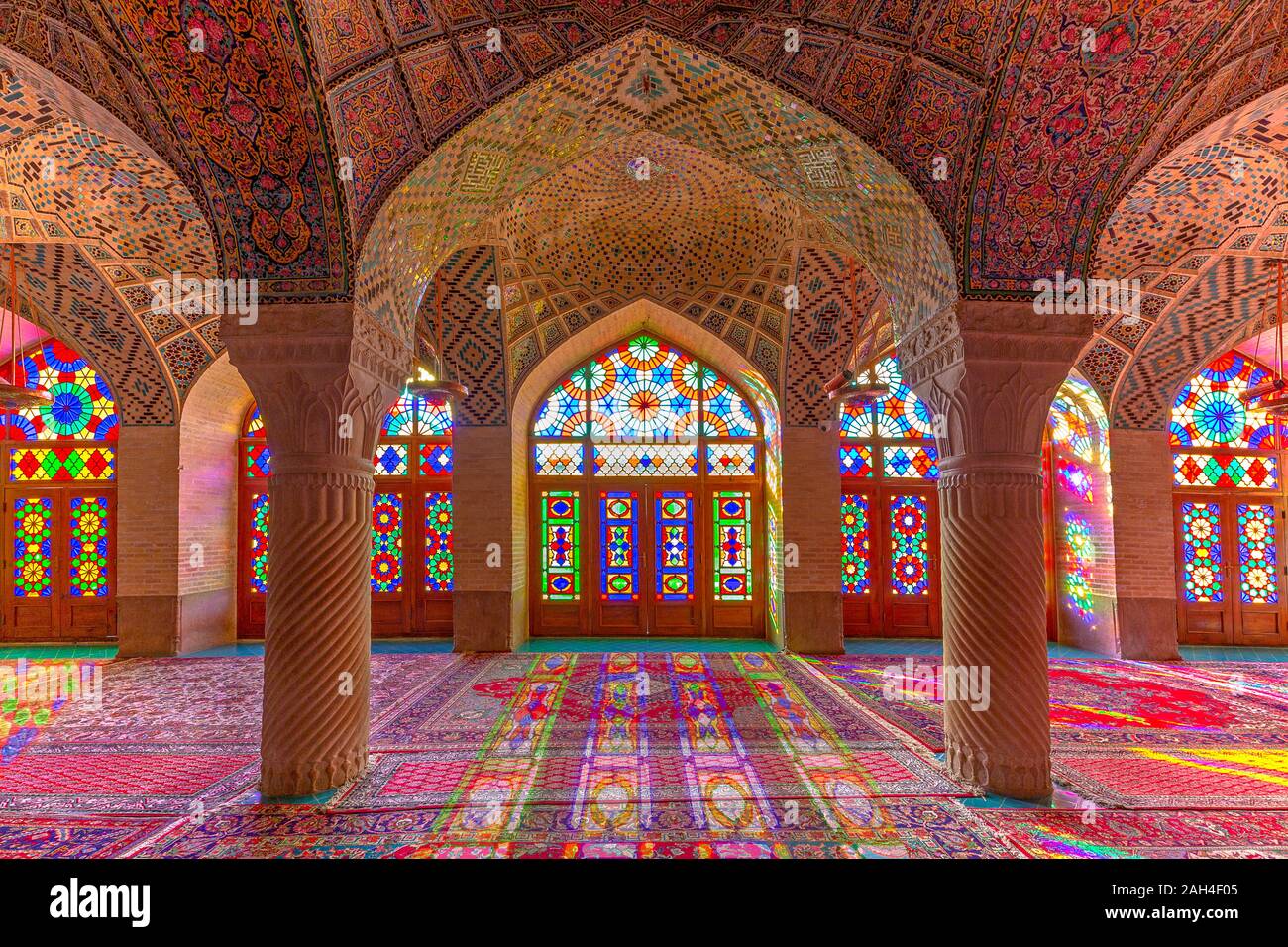 Nasir-ol-molk Mosque conocida también como mezquita rosa con luz a través de sus vidrieras, en Shiraz, Irán Foto de stock