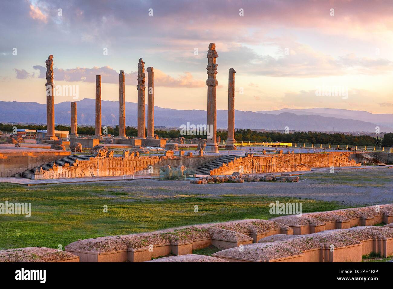 Persépolis al atardecer, Shiraz, Irán Foto de stock