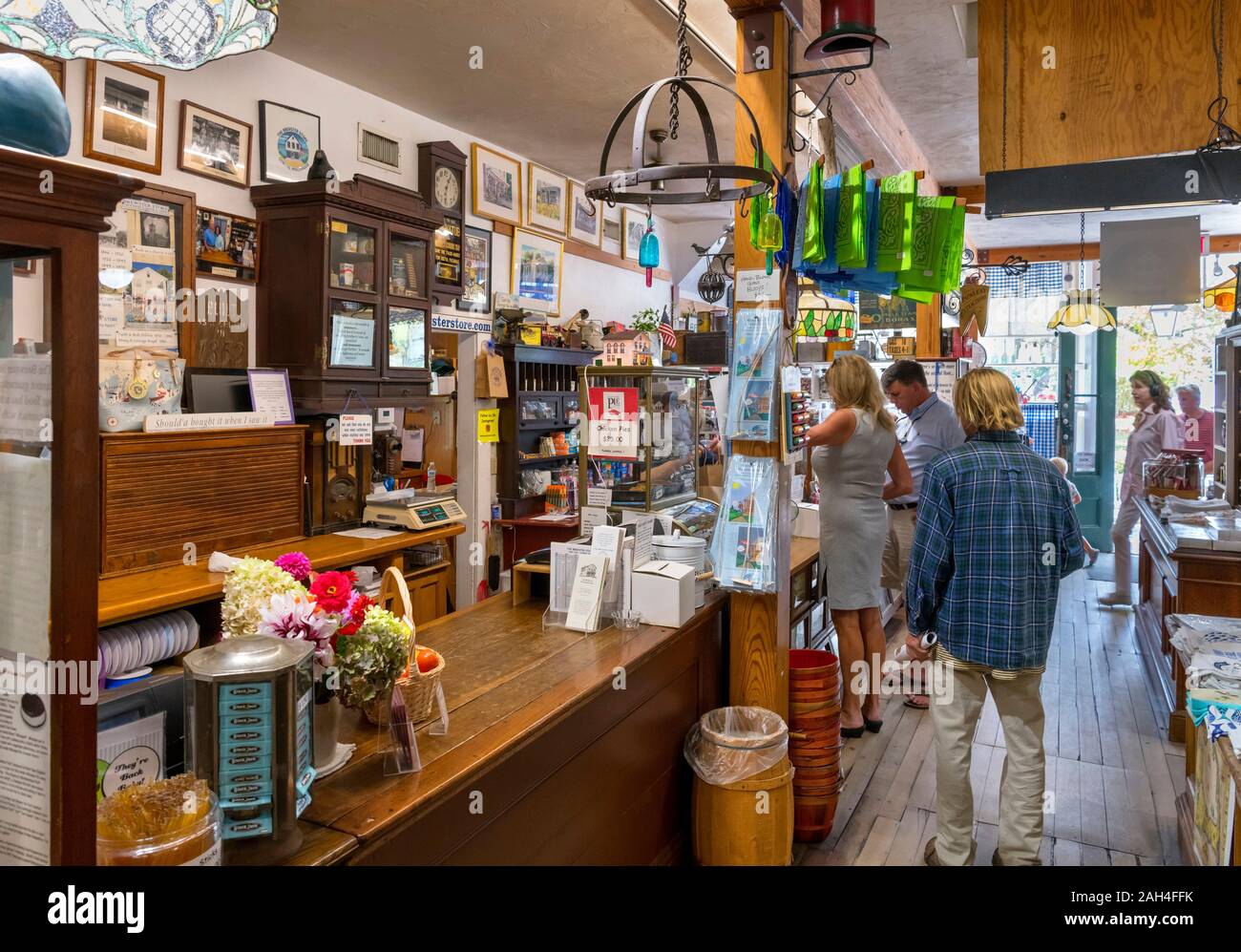 Interior de la tienda Brewster, Brewster, en Cape Cod, Massachusetts, EE.UU. Foto de stock