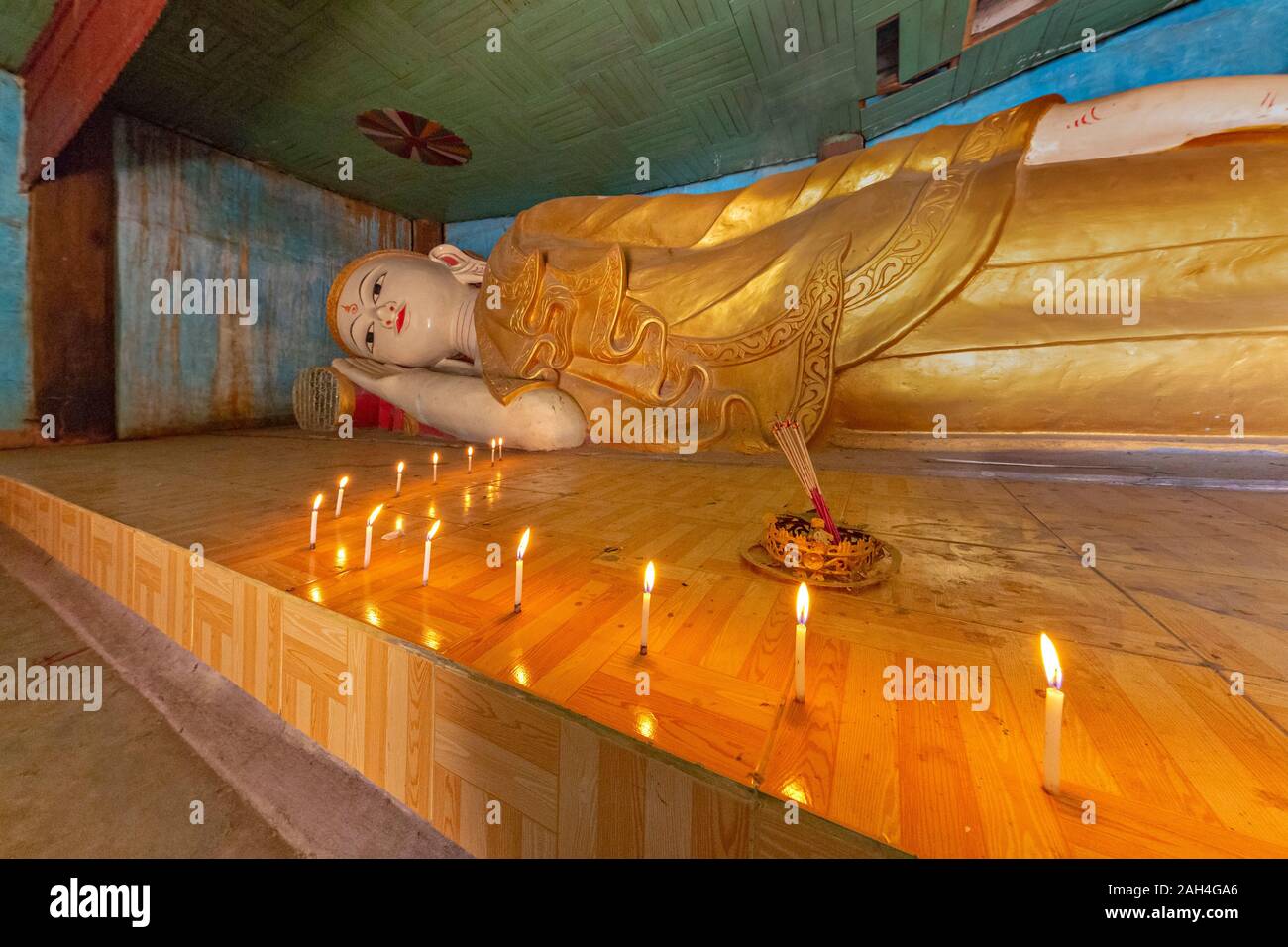 Estatua del Buda recostado en un templo desconocido, en Mandalay, Myanmar Foto de stock