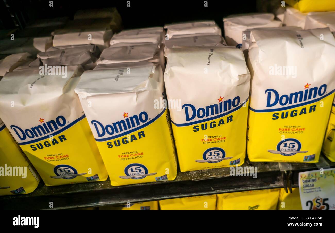 Paquetes de azúcar Domino en un supermercado en Nueva York el viernes, 20  de diciembre de 2019. (© Richard B. Levine Fotografía de stock - Alamy